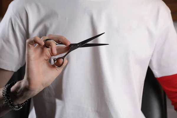 Barber White Shirt Holding Scissors Background Blurred Concept Men Style — Foto de Stock