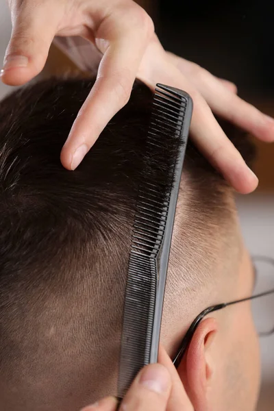 Hands Barber Using Scissors Cut Customer Hair Salon Barber Cuts — Zdjęcie stockowe