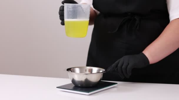 Профессиональный Шеф Повар Взвешивает Яичные Белки Металлической Миске Электронными Кухонными — стоковое видео