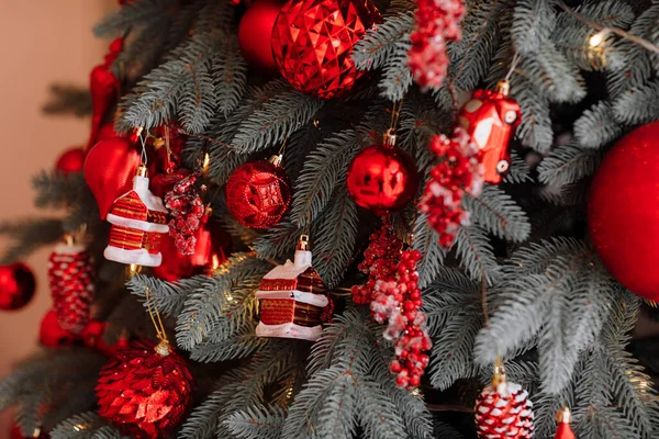 Háttér Karácsonyfa Játékok Dekorációk Fényes Piros Fehér Golyók Tölcsérek Házak — Stock Fotó