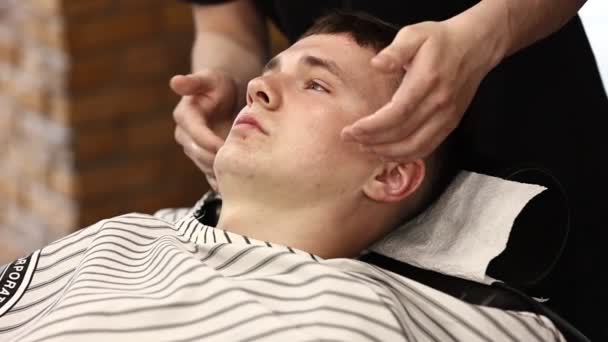 Cosmetician Que Faz Massagem Com Nata Cara Homem Salão Barbearia — Vídeo de Stock