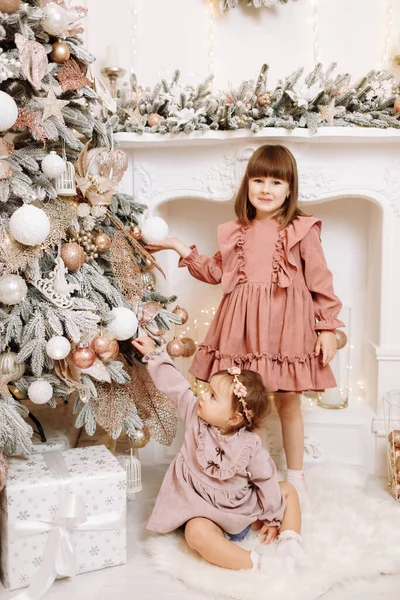 Різдвом Новим Роком Маленькі Дівчата Прикрашають Ялинку Барвистим Акаунтом Каміні — стокове фото