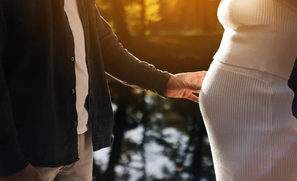 Cropped Photo Couple Man Pregnant Wife Holding Hands Walking Lake — Stock Photo, Image