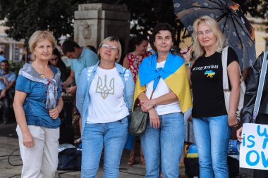 Valencia, İspanya. 18 Eylül 2022: Toplantı, Ukrayna Savaş Protestosu. Rusya 'nın Ukrayna' yı işgaline karşı protesto. Bazı Ukrayna Savaş Karşıtı şarkılar ve afişler, savaş bitmedi, Rusya öldürüyor, Putin teröristi