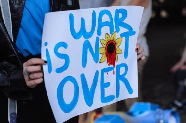 Valencia, İspanya. 18 Eylül 2022: Toplantı, Ukrayna Savaş Protestosu. Rusya 'nın Ukrayna' yı işgaline karşı protesto. Bazı Ukrayna Savaş Karşıtı şarkılar ve afişler, savaş bitmedi, Rusya öldürüyor, Putin teröristi