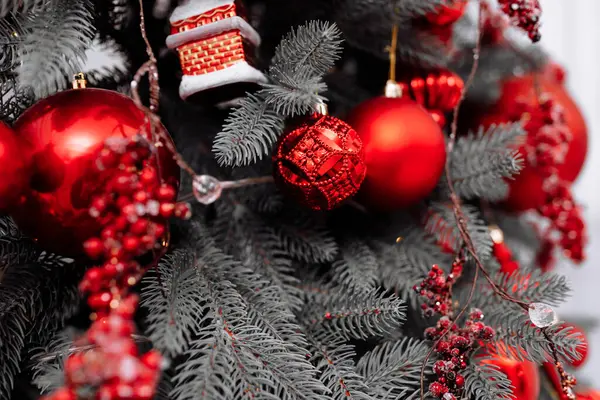 Stilvoller Weihnachtsschmuck Baum Schönes Spielzeug Kugeln Zapfen Und Lichter Roten — Stockfoto