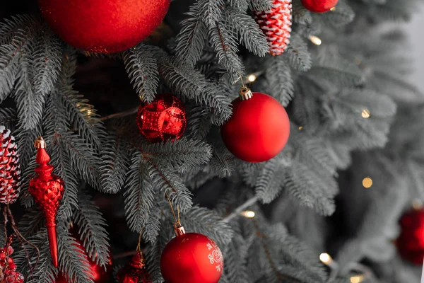 Stílusos Karácsonyi Dekorációk Fán Gyönyörű Játékok Labdák Kúpok Piros Színű — Stock Fotó