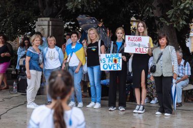 Valencia, İspanya. 18 Eylül 2022: Toplantı, Ukrayna Savaş Protestosu. Rusya 'nın Ukrayna' yı işgaline karşı protesto. Bazı Ukrayna Savaş Karşıtı şarkılar ve afişler, savaş bitmedi, Rusya öldürüyor, Putin teröristi