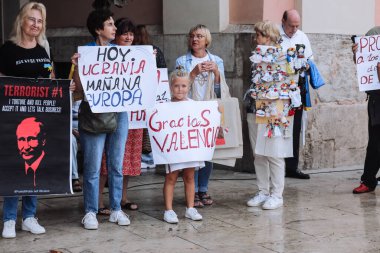 Valencia, İspanya. 18 Eylül 2022: Toplantı, Ukrayna Savaş Protestosu. Rusya 'nın Ukrayna' yı işgaline karşı protesto. Bazı Ukrayna Savaş Karşıtı şarkılar ve afişler, savaş bitmedi, Rusya öldürüyor, Putin teröristi