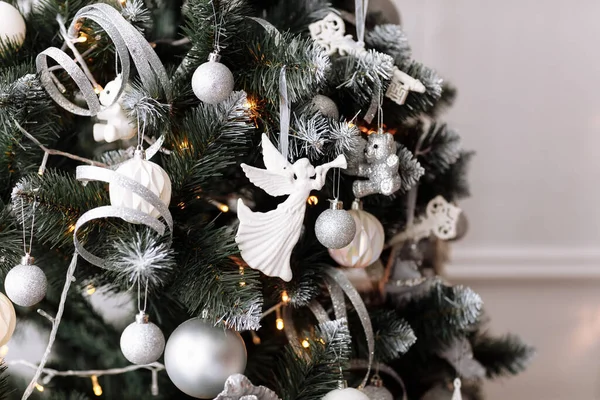 Közelkép Karácsonyfa Díszített Labdák Arany Fehér Baubles Fehér Téglafal Fehér — Stock Fotó