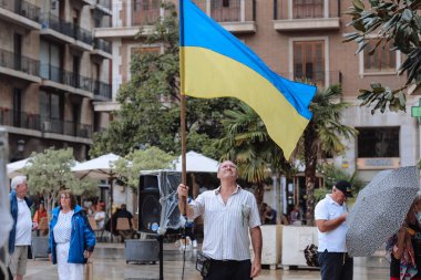 Valencia, İspanya. 18 Eylül 2022: Toplantı, Ukrayna Savaş Protestosu. Halk, Ukrayna bayrağını Rusya 'nın Ukrayna' yı işgaline karşı tutuyor. Bazı Ukrayna Savaş Karşıtı Şarkı ve afişler