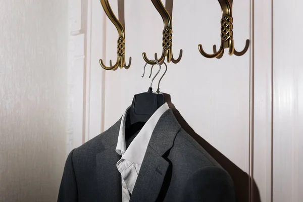 Mannens Mörkgrå Kostym Jacka Och Vit Skjorta Hängande Guld Metall — Stockfoto