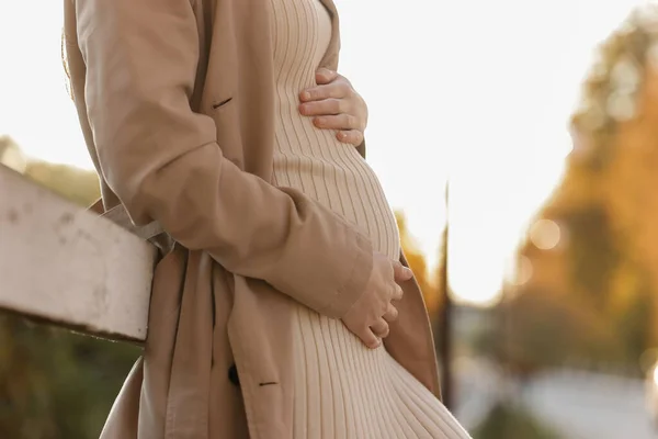 Foto Recortada Mujer Embarazada Toma Mano Vientre Parque Otoño Mujer —  Fotos de Stock