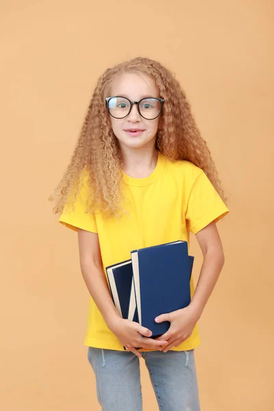 Niña Sonriente Camiseta Amarilla Jeans Gafas Sostiene Libros Aislados Fondo —  Fotos de Stock