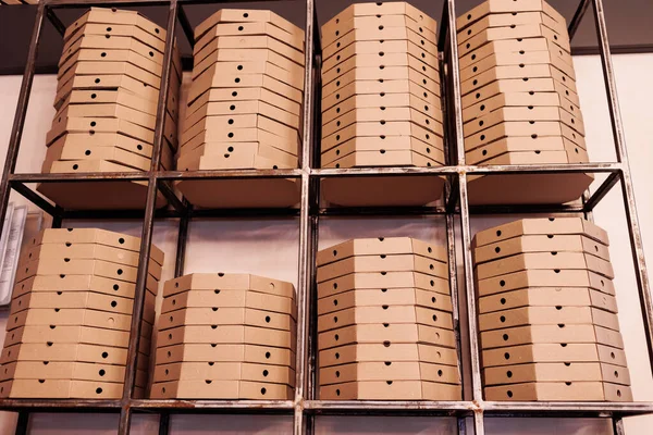 Yemek Dağıtım Servisi Metal Raftaki Düz Kahverengi Karton Pizza Kutuları — Stok fotoğraf