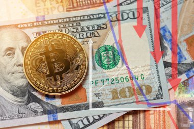 Dolar banknotlarında Bitcoin altın sikkesi. BTC pazar sembolü kripto para birimi Birleşik Devletler dolarından daha çok düşüyor. Kırmızı oklar aşağı. Sanal para döviz kurlarının dalgalanmaları ve tahmini