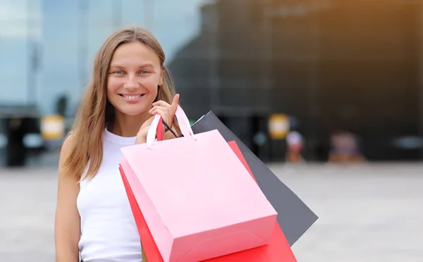 Schöne Junge Frau Mit Bunten Einkaufstüten Wird Auf Dem Hintergrund — Stockfoto