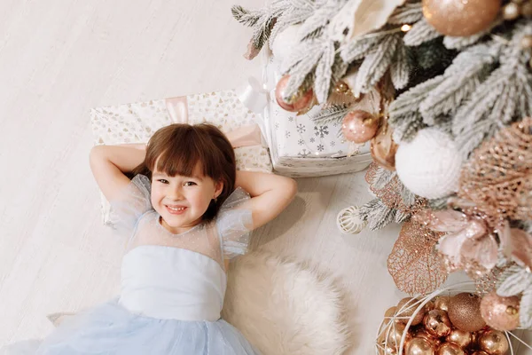 Вид Зверху Чарівна Усміхнена Маленька Дівчинка Синій Сукні Принцеси Лежить — стокове фото