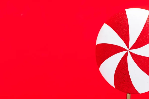 Rood Witte Lolly Swirl Een Witte Stok Rode Achtergrond Bovenaanzicht — Stockfoto