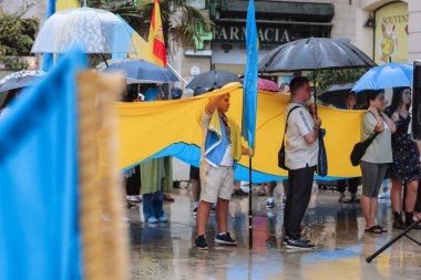 Valencia, İspanya. 18 Eylül 2022: Toplantı, Ukrayna Savaş Protestosu. Halk, Ukrayna bayrağını Rusya 'nın Ukrayna' yı işgaline karşı tutuyor. Bazı Ukrayna Savaş Karşıtı Şarkı ve afişler