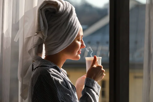 Mulher Bonita Com Toalha Banho Cabeça Segura Uma Xícara Branca — Fotografia de Stock