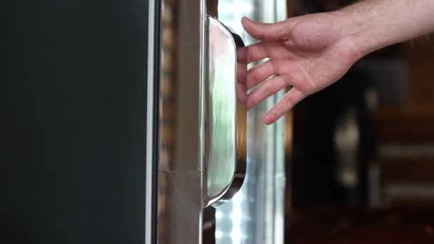 Sakallı Genç Adam Mağazasında Cam Kapılı Bir Buzdolabı Açıyor Erkek — Stok video