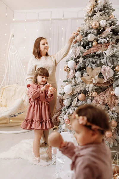 Hübsch Lächelnde Frau Mit Entzückenden Zwei Töchtern Schmücken Den Weihnachtsbaum — Stockfoto
