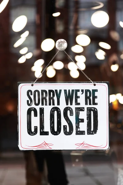 Napis Metalowej Płycie Przepraszam Jesteśmy Zamknięci Znak Szklanych Drzwi Biurowych — Zdjęcie stockowe