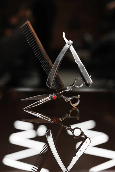 Barber Shop Berendezések Készlet Sötét Üveg Háttér Fésű Acél Olló — Stock Fotó