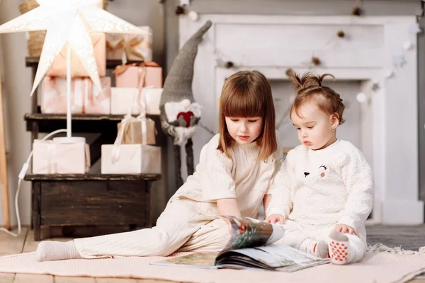 Дві Щасливі Дівчинки Які Сидять Підлозі Читають Книгу Історій Разом — стокове фото