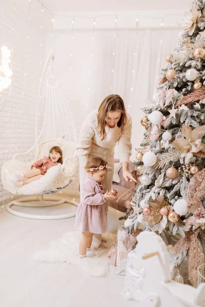 Mulher Muito Sorridente Com Duas Filhas Adoráveis Decorar Árvore Natal — Fotografia de Stock