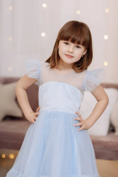 Adorável Menina Sorridente Vestido Azul Princesa Festiva Está Olhando Câmera — Fotografia de Stock