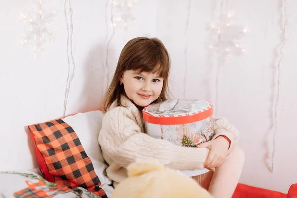 Adorável Sorridente Menina Está Segurando Caixa Com Presente Natal Olhando — Fotografia de Stock