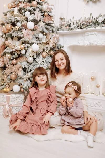 Frohe Weihnachten Und Frohe Feiertage Fröhliche Mutter Und Ihre Süßen — Stockfoto