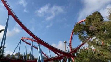 TARRAA, SPAIN - ECTOBER, 2022: Eğlence Parkı Portaventura Dünyası 'ndaki Ejder Han maceraları.