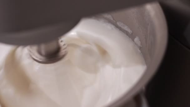 金属製のボウルに卵白と砂糖を泡立てた キッチンミキサーは 厚い白い泡に卵の白い卵の白を破っています 白卵をホイップ 自宅で調理 ケーキを作る デザート メレンゲ — ストック動画