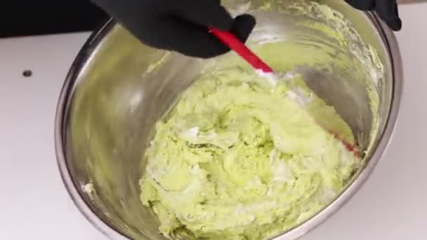 Chef Pastelaria Mistura Espátula Silicone Massa Amarela Para Macaron Deserto — Vídeo de Stock