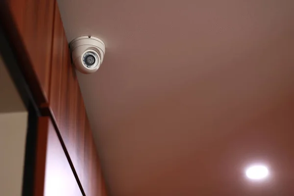 Внутренний Мониторинг Белая Круглая Камера Наблюдения Система Видеонаблюдения Офисном Здании — стоковое фото