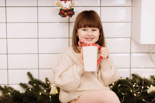 Усміхнена Маленька Дівчинка Тримає Великий Кухню Гарячим Напоєм Цукерками Новий — стокове фото