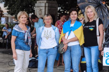Valencia, İspanya. 18 Eylül 2022: Toplantı, Ukrayna Savaş Protestosu. Rusya 'nın Ukrayna' yı işgaline karşı protesto. Bazı Ukrayna Savaş Karşıtı şarkılar ve afişler, savaş bitmedi, Rusya öldürüyor, Putin teröristi