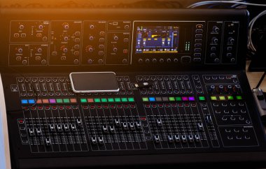 Ses düzenleyicili konser ses karıştırıcı paneli. Ses kayıt stüdyosu için profesyonel ses ve ışık ekipmanları, canlı müzik yayını, televizyon, parti. karıştırma konsolu. ses sinyalleri.