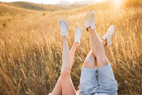 Kadın Erkek Dışarıda Eğleniyor Sevgi Dolu Hipster Çiftler Çimenlerde Yatar — Stok fotoğraf