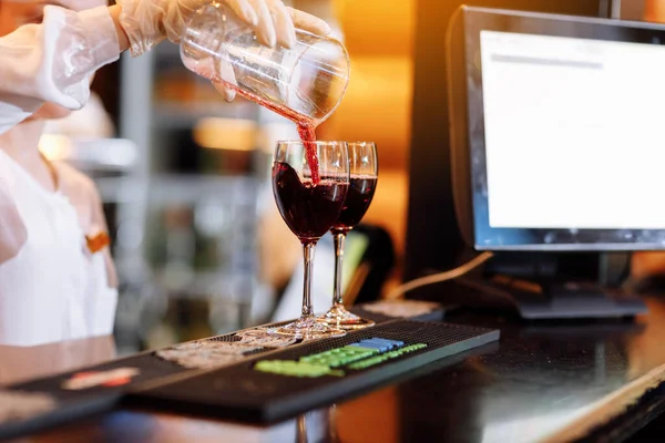 Barista Sta Versando Vino Rosso Due Bicchieri Vino Stelo Lungo — Foto Stock