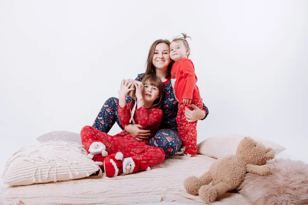 Glückliche Familie Liegt Sich Den Armen Und Hat Spaß Miteinander — Stockfoto