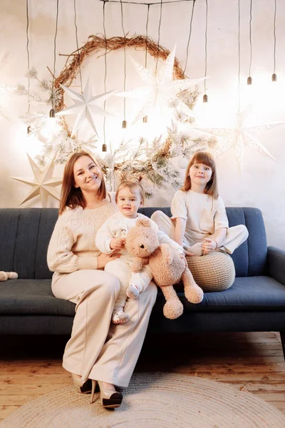Liebevolle Familie Mit Mutter Und Zwei Entzückenden Töchtern Die Sich — Stockfoto