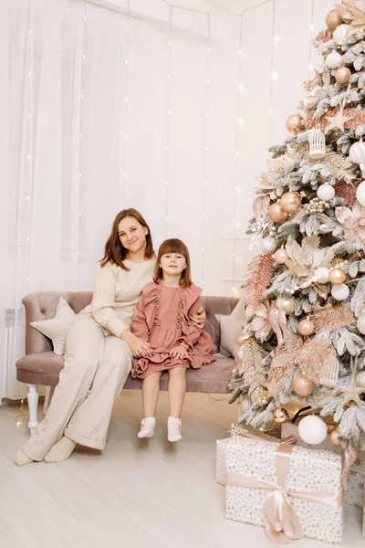 Frohe Weihnachten Und Frohe Feiertage Fröhliche Mutter Und Ihre Süßen — Stockfoto