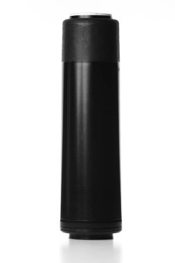 Beyaz arka planda izole edilmiş ev suyu filtreleme sistemi için yeni siyah karbon filtre kartuşu. Ters osmoz su arıtma sisteminin kurulumu. Ev filtreleme sistemi