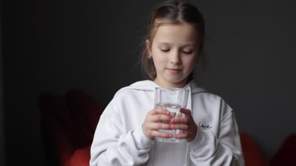 Menina Bebe Água Mineral Filtrada Pura Transparente Fresca Vidro Mostra — Vídeo de Stock