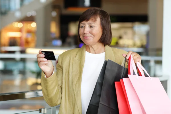 Χαμογελώντας Κομψό Μεσήλικη Γυναίκα Πιστωτική Χρεωστική Κάρτα Και Τσάντες Ψώνια — Φωτογραφία Αρχείου