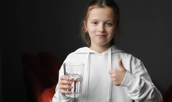 Mała Dziewczynka Pije Świeżą Przezroczystą Filtrowaną Wodę Mineralną Szkła Pokazuje — Zdjęcie stockowe